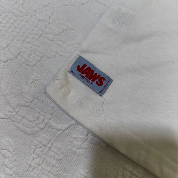 NWT Jaws Poster White T-Shirts XL Movie Classics New Authentic Embroidered Logo - Picture 9 of 11